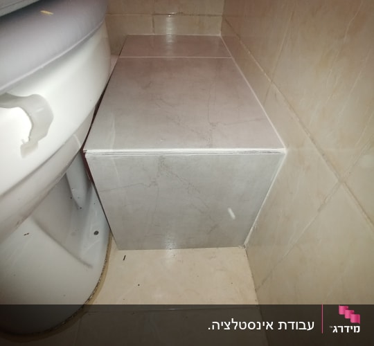 אסלה וחיפוי קרמיקה בחדר אמבטיה